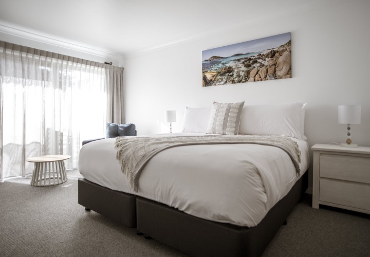 The Esperance Accommodation Deluxe King Ground 15 Bed 2000px