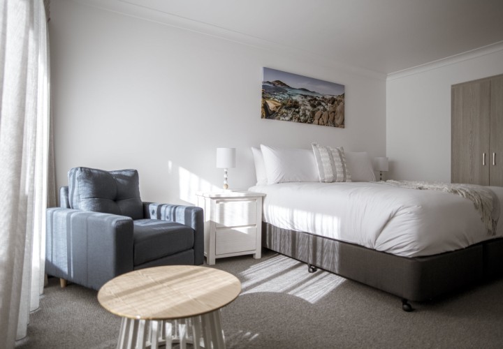 The Esperance Accommodation Deluxe King Ground 15 Lounge 2000px