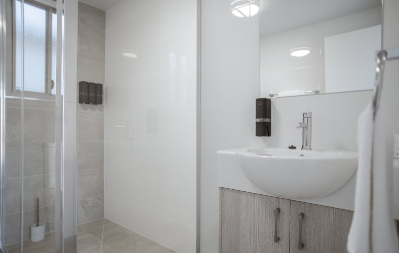 The Esperance Accommodation Deluxe Twin Bathroom 2000px