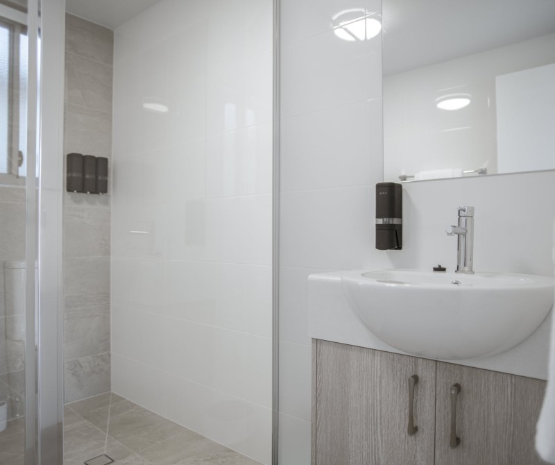 The Esperance Accommodation Deluxe Twin Bathroom 2000px