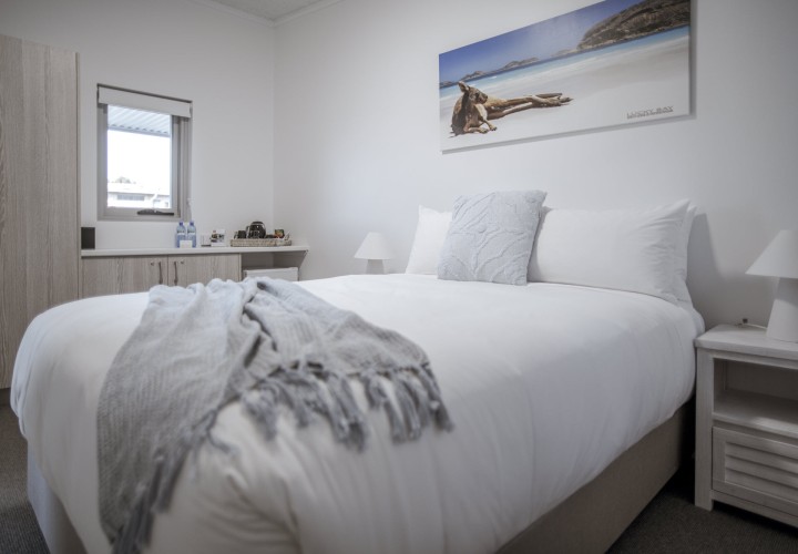 The Esperance Accommodation Deluxe Twin Bed 2000px