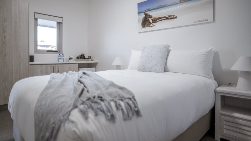 The Esperance Accommodation Deluxe Twin Bed 2000px