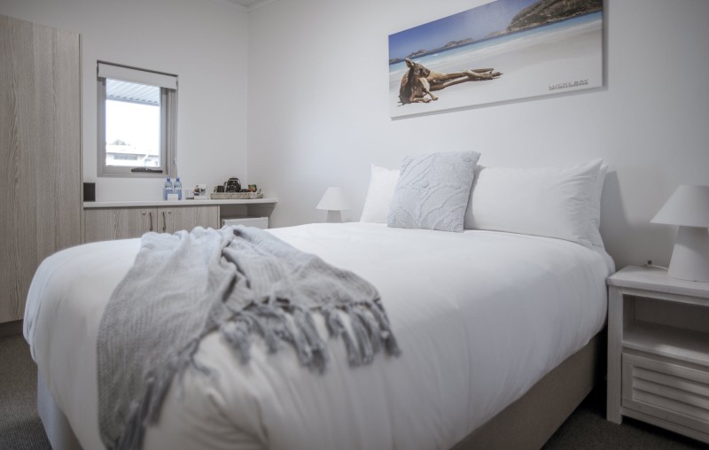 The Esperance Accommodation Deluxe Twin Bed 2000px