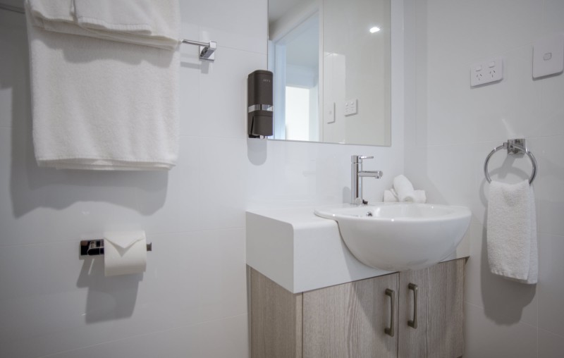 The Esperance Accommodation Executive King Room Bathroom 2000px