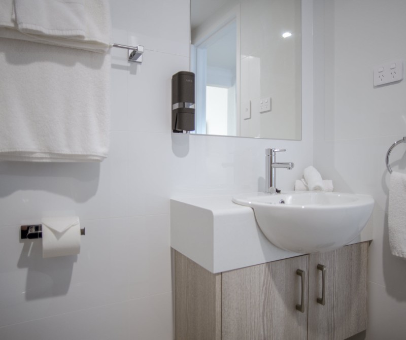 The Esperance Accommodation Executive King Room Bathroom 2000px