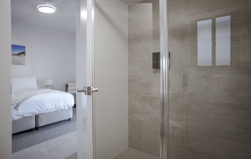 The Esperance Accommodation Standard King Bathroom 2000px