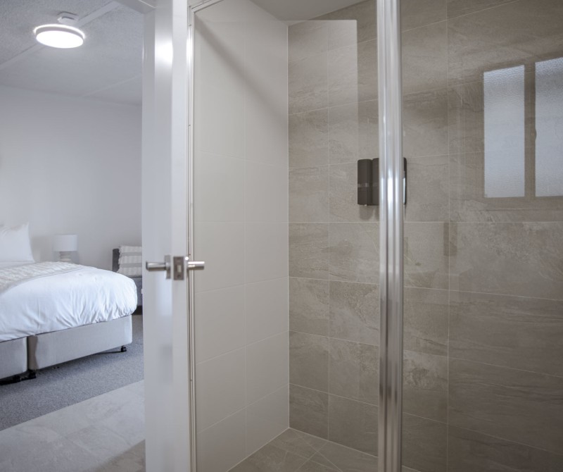 The Esperance Accommodation Standard King Bathroom 2000px