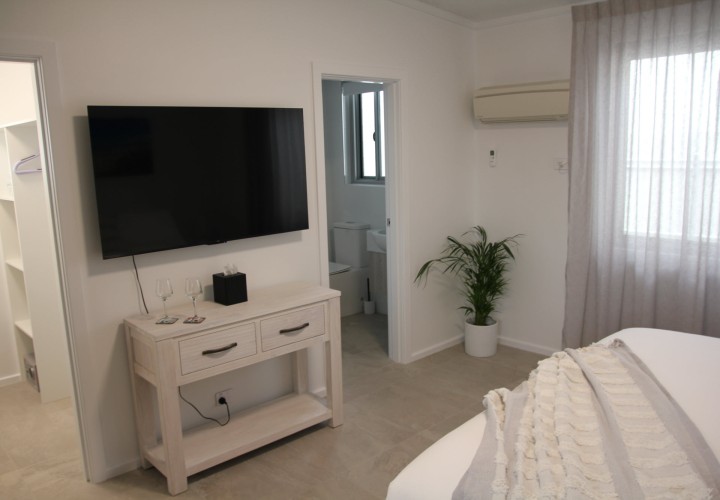 The Esperance Accommodation Standard King Television 2000px