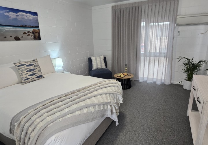 The Esperance Accommodation Standard Queen Downstairs Pano 2000px