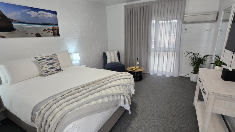 The Esperance Accommodation Standard Queen Downstairs Pano 2000px