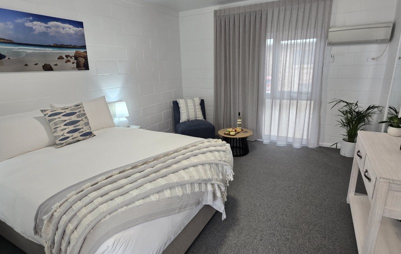 The Esperance Accommodation Standard Queen Downstairs Pano 2000px